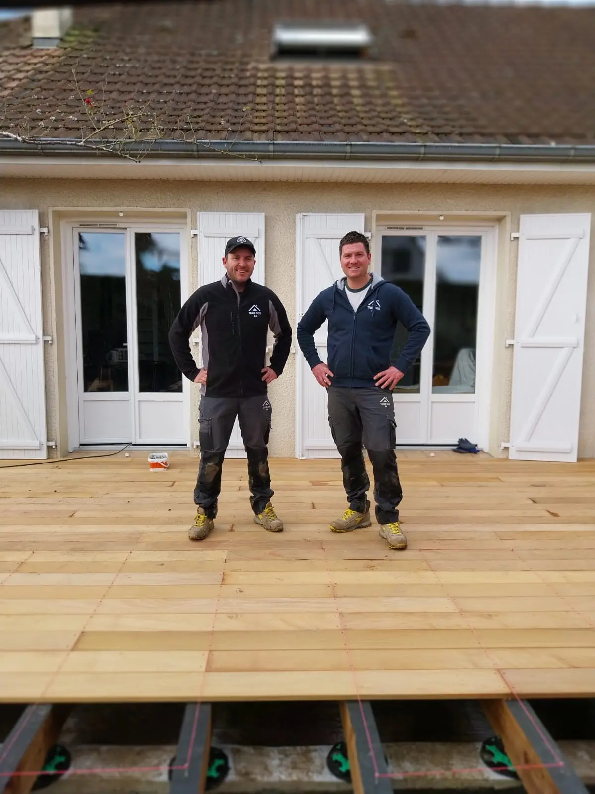 Image des deux dirigeants sur une terrasse en bois