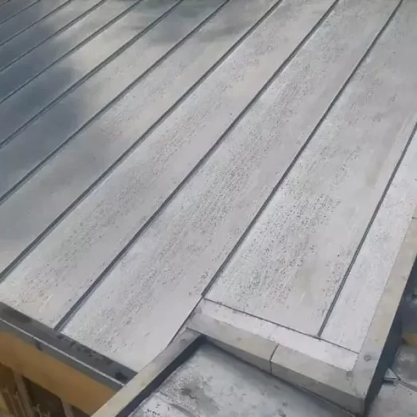 Toiture avec protection en zinguerie, présentant un revêtement métallique en zinc pour assurer l'étanchéité et la durabilité de la couverture.